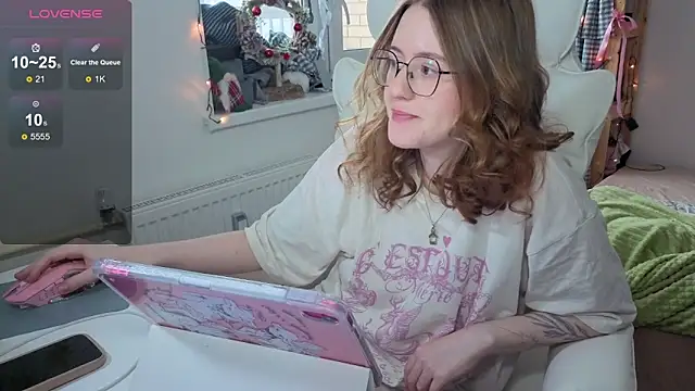 urstripchatgf's cam snapshot