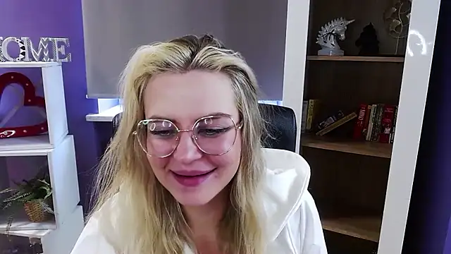 Zoey_Erotic's cam snapshot