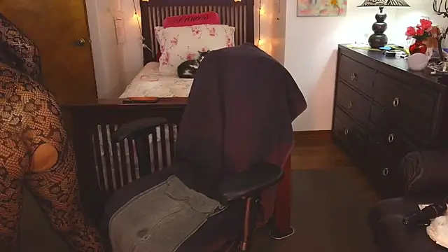 SASSYTHANG live sex cam