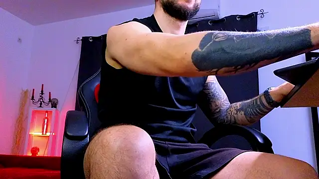 MightyAaron66 live sex cam