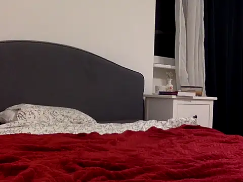 KiraVixenSweet's cam snapshot