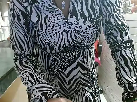 LovingPihu's cam snapshot