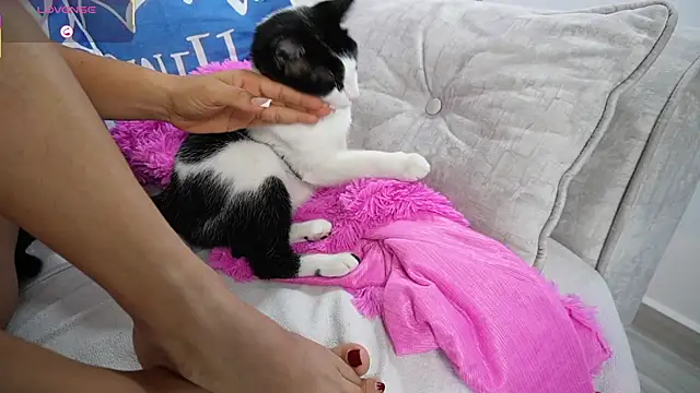 Sara_Charmy's cam snapshot