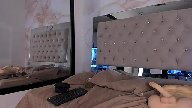 ainaah_'s cam snapshot