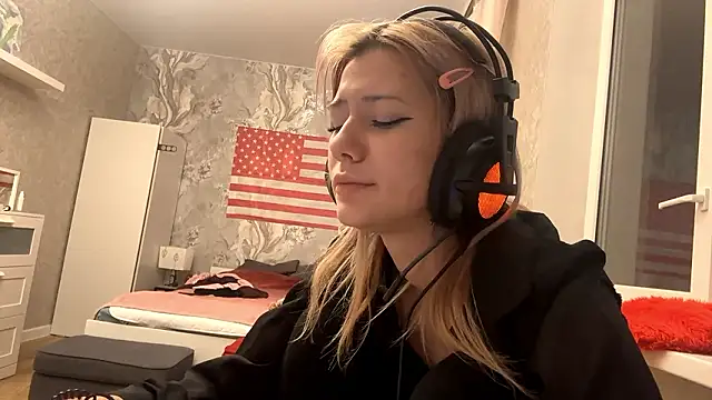 LadyFoxLove's cam snapshot