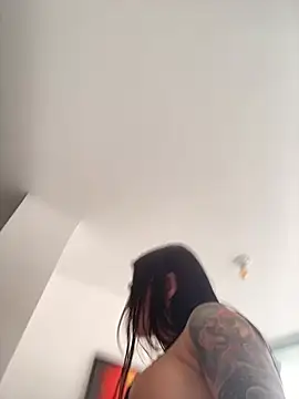 LaraHenao live sex cam