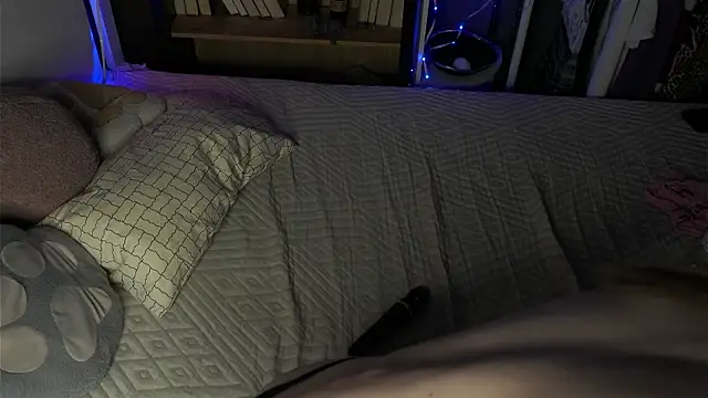 LynHillaire live sex cam