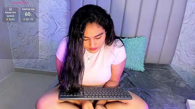 Lya_dubois_'s cam snapshot