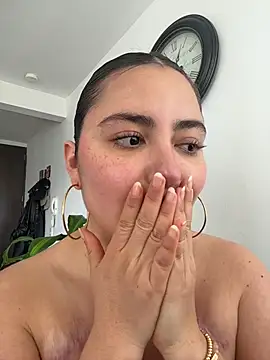 sukhakunis1 live sex cam