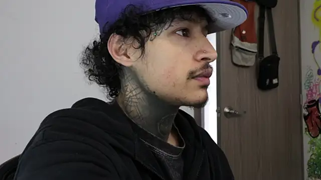 trieone live sex cam