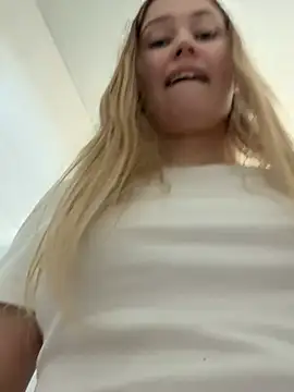 blonde_exe's cam snapshot