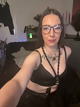 Trixie-Tainted live sex cam