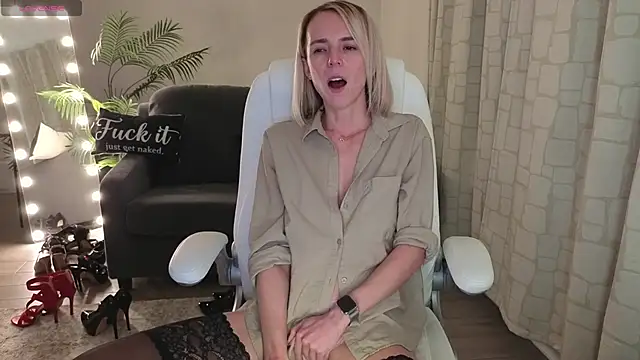 YourMarthaMayer's cam snapshot