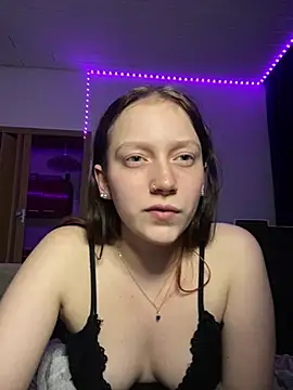 YoungLisaa18 live sex cam