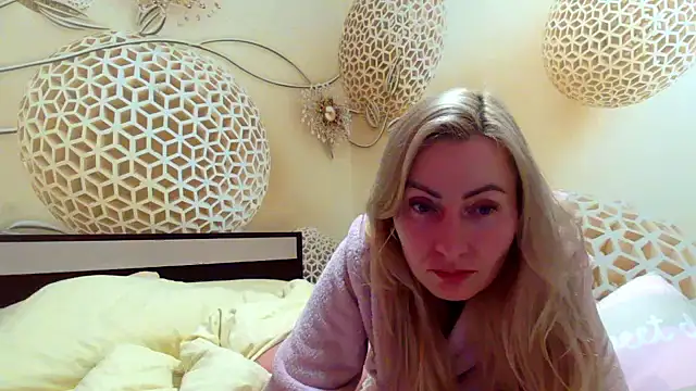 Yourrealgirl's cam snapshot