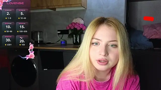 shy_blondiee's cam snapshot