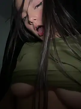 EmmiiGlow live sex cam