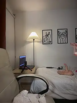 horny_roomiess's cam snapshot