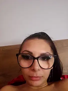 HiddendesireXO01 live sex cam