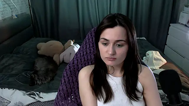 KiraYammy live sex cam