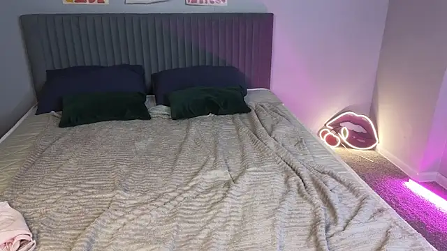 LovingWhisperr's cam snapshot