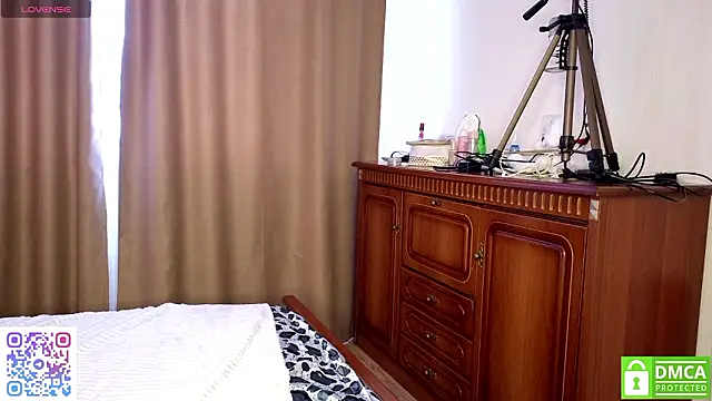 LynetHakes live sex cam