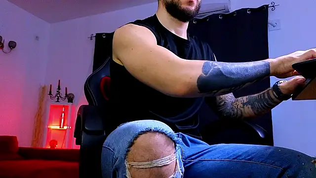 MightyAaron66 live sex cam