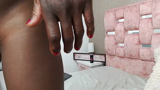 NahomyHawk live sex cam