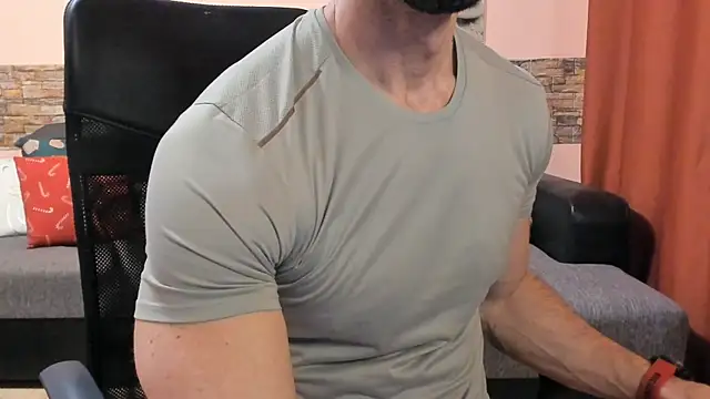 HotHunkTrainer live sex cam