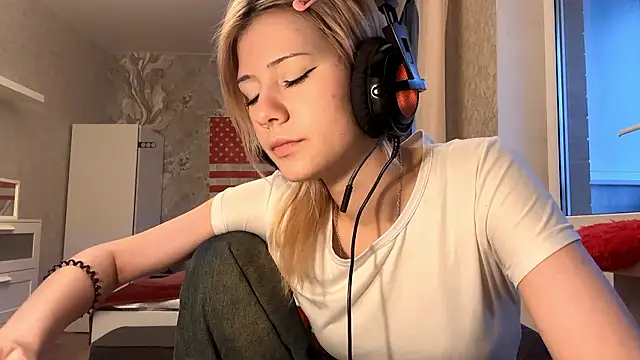 LadyFoxLove's cam snapshot