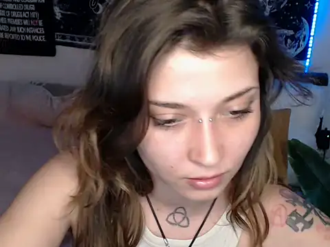 AlienforTwenty live sex cam