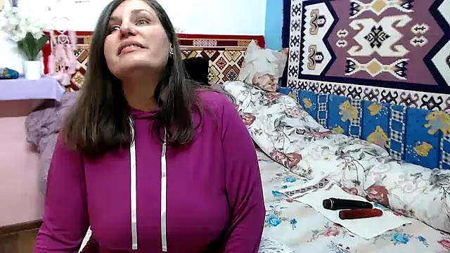 Adelinemilf live sex cam