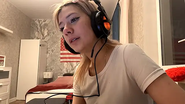 LadyFoxLove's cam snapshot