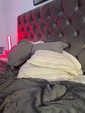 EllaMae live sex cam