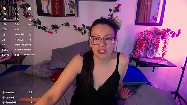 QueenRose94's cam snapshot