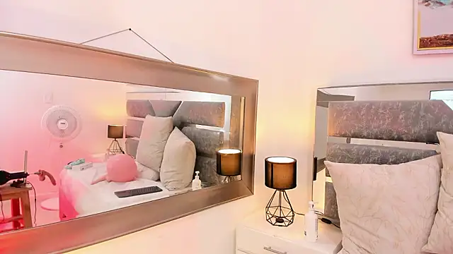 Katey_Curvy01_'s cam snapshot