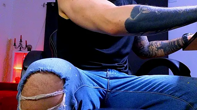 MightyAaron66 live sex cam