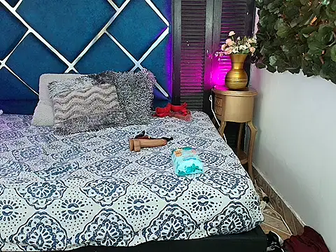 VenuzNaughty live sex cam