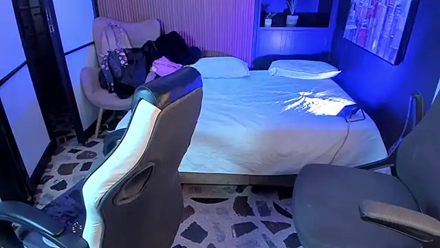 AlliceCopper's cam snapshot