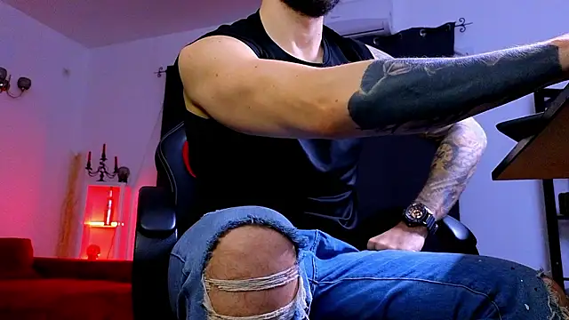 MightyAaron66 live sex cam