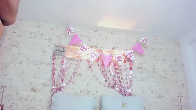 ikia_lopez_'s cam snapshot