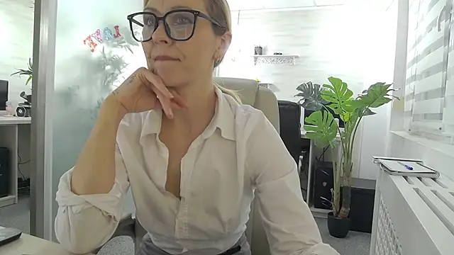 EllaMilf_'s cam snapshot