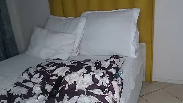 Bella_2025's cam snapshot