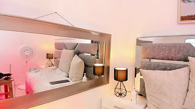 Katey_Curvy01_'s cam snapshot