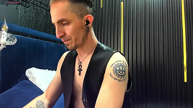 KarloStrom live sex cam