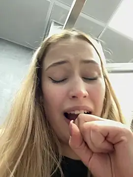 blonde_exe's cam snapshot