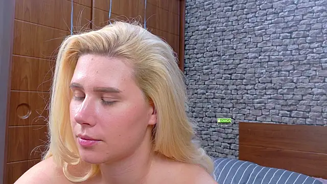 CuteBlondeMe live sex cam