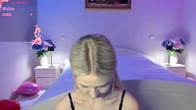 Julie_Blaze's cam snapshot