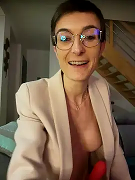 LaureLiveXX's cam snapshot