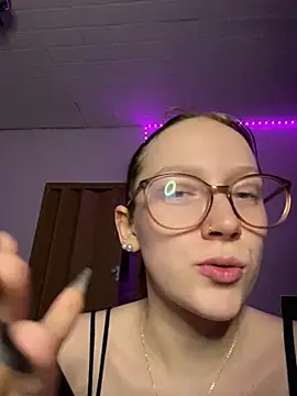 YoungLisaa18 live sex cam